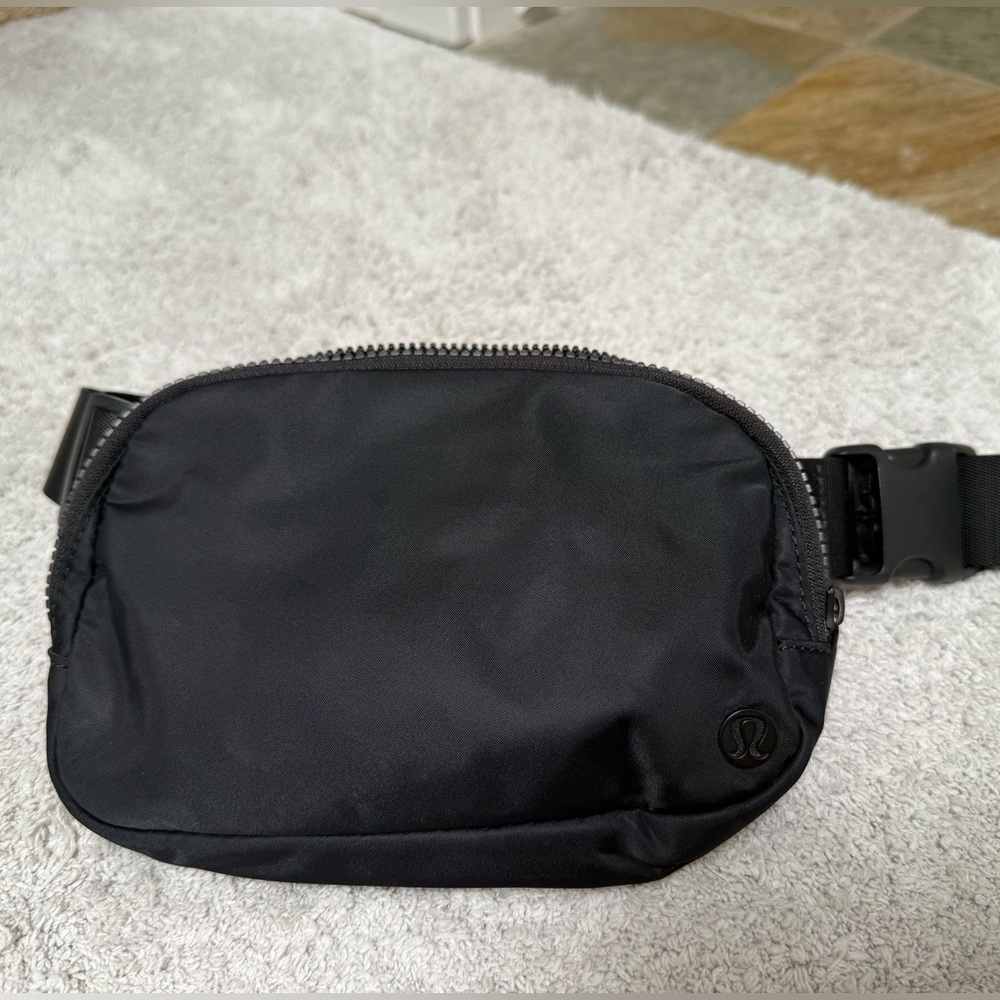 Lululemon Everywhere Belt Bag *1L black